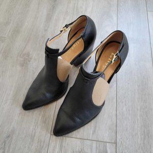 Black pointy-toed full leather heels